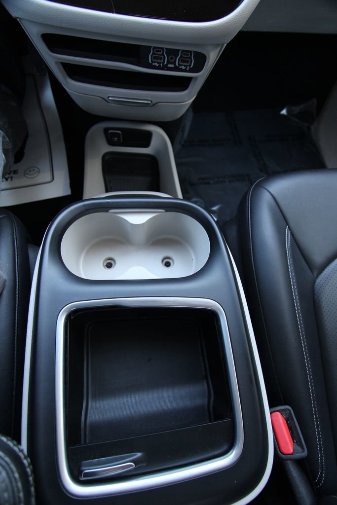 Used 2024 Chrysler Pacifica Touring-L FWD image 26