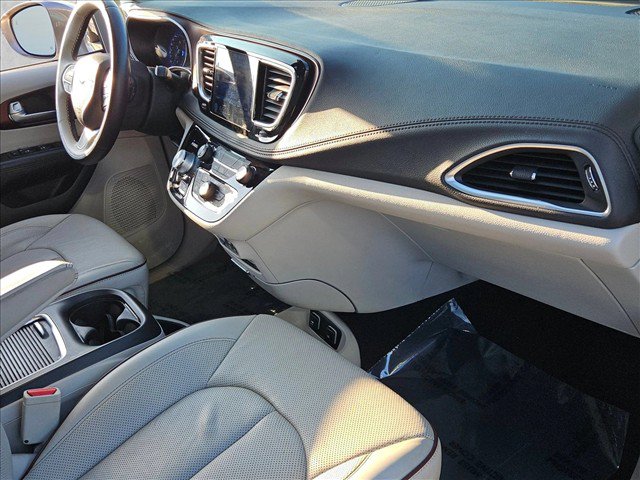 Used 2017 Chrysler Pacifica Limited w/ UConnect Theater Package FWD image 21