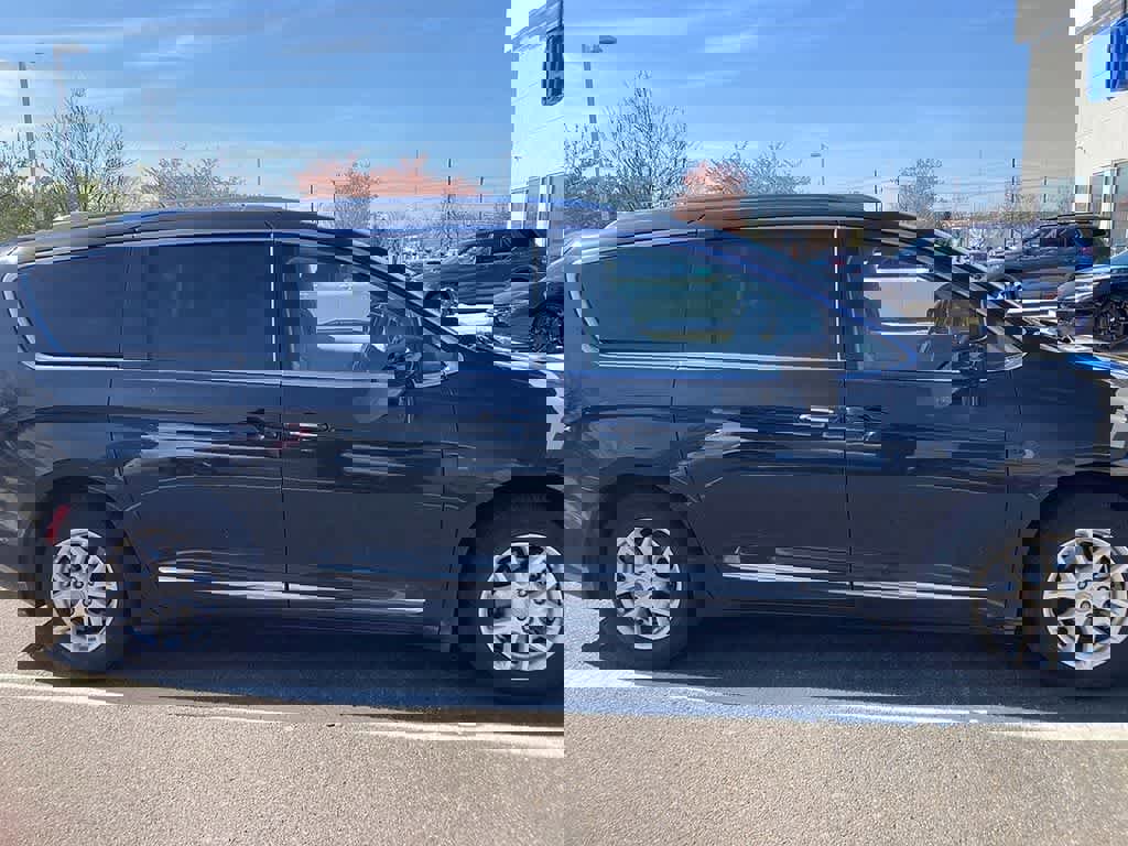 Used 2020 Chrysler Pacifica Touring-L FWD image 6