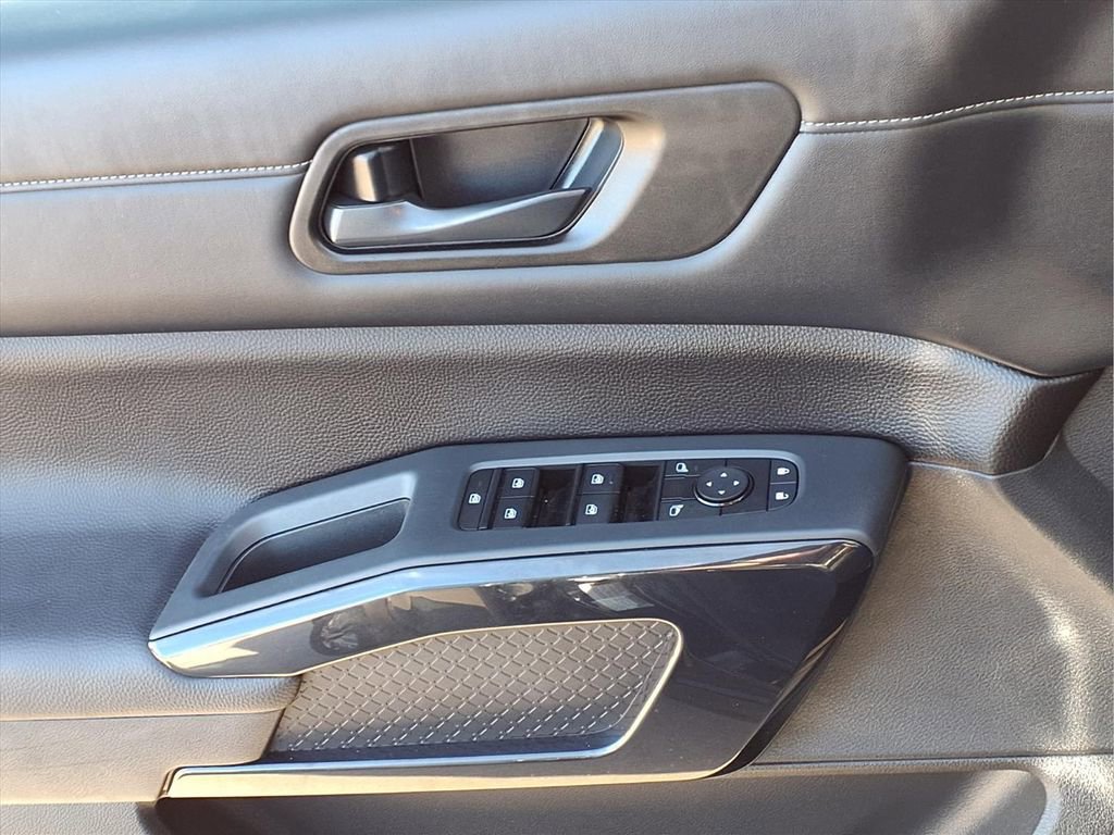 Used 2025 Nissan Pathfinder SV AWD/4WD image 20