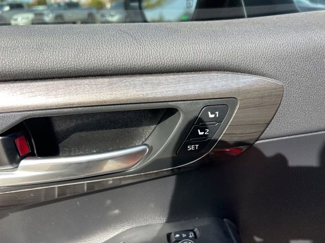 Used 2023 Toyota Highlander Platinum image 16