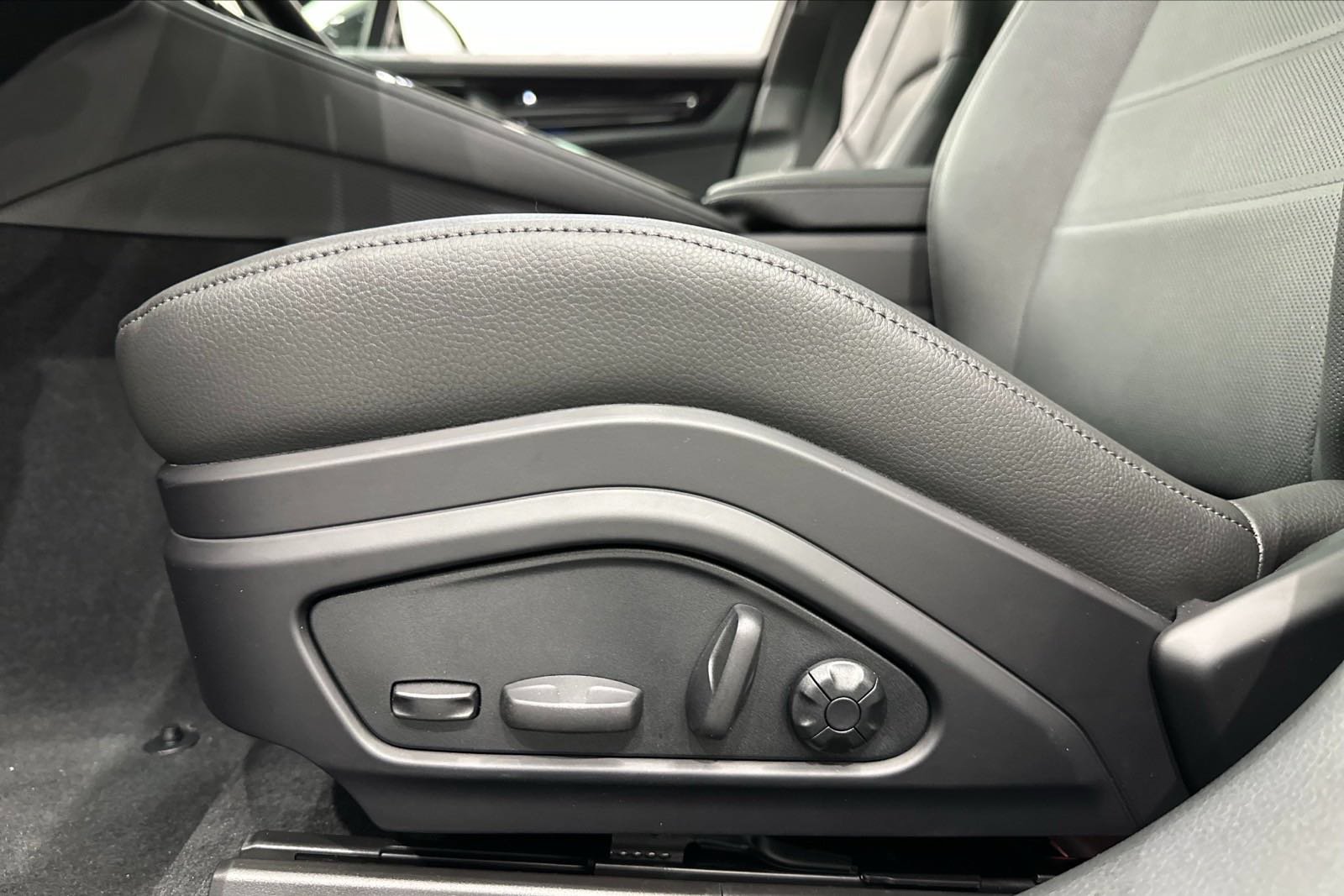 Certified 2025 Porsche Panamera 4 AWD/4WD image 30