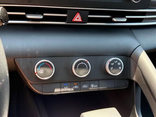 Certified 2025 Hyundai Elantra SE FWD image 19