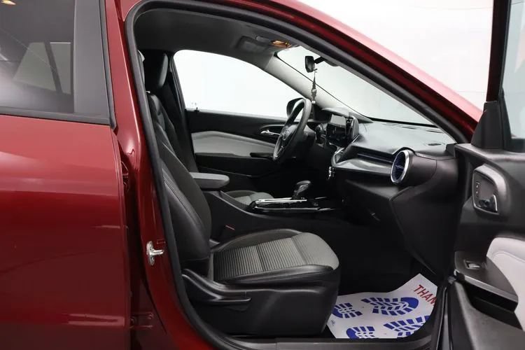 Used 2025 Chevrolet Trax LT FWD image 17