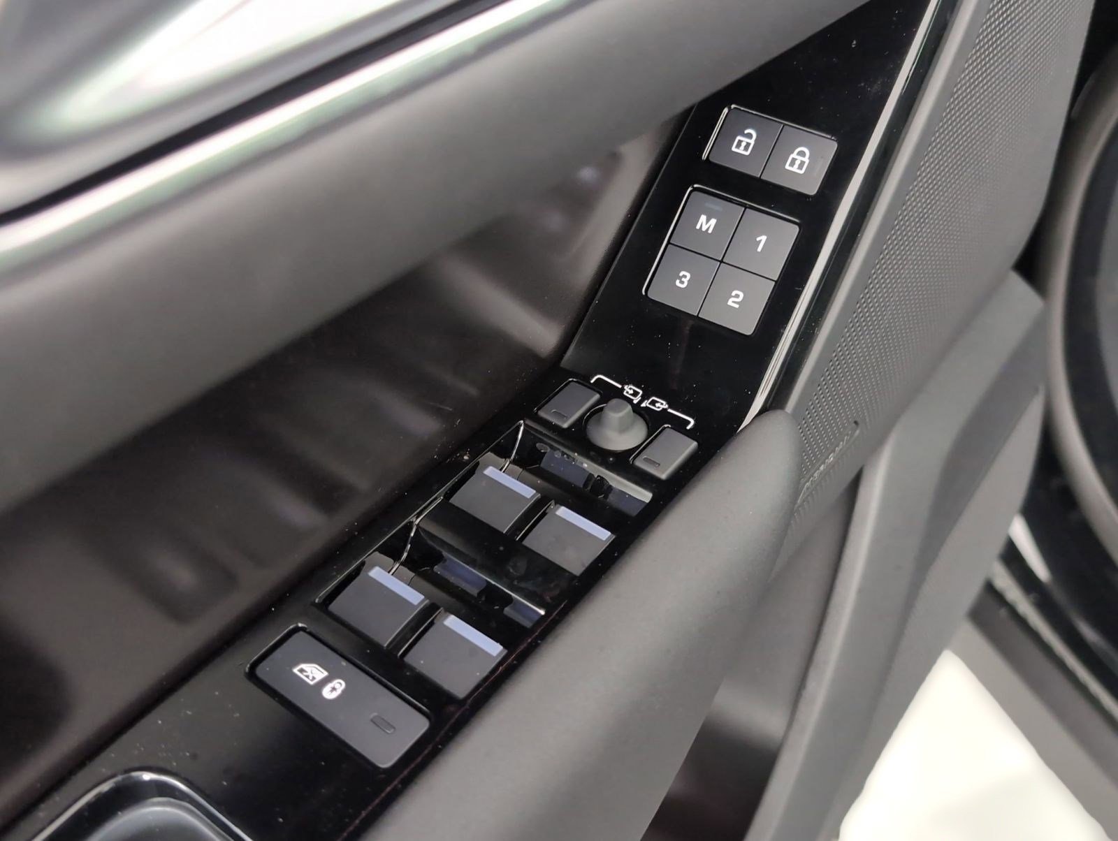 Certified 2026 Land Rover Range Rover Velar Dynamic SE image 21