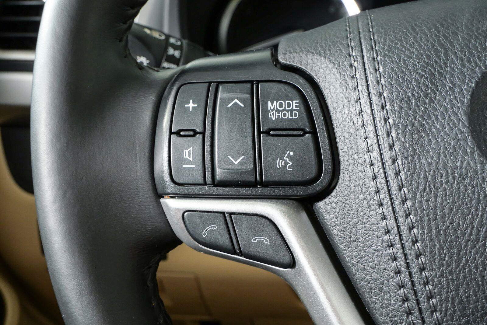 Used 2019 Toyota Highlander XLE AWD/4WD image 10