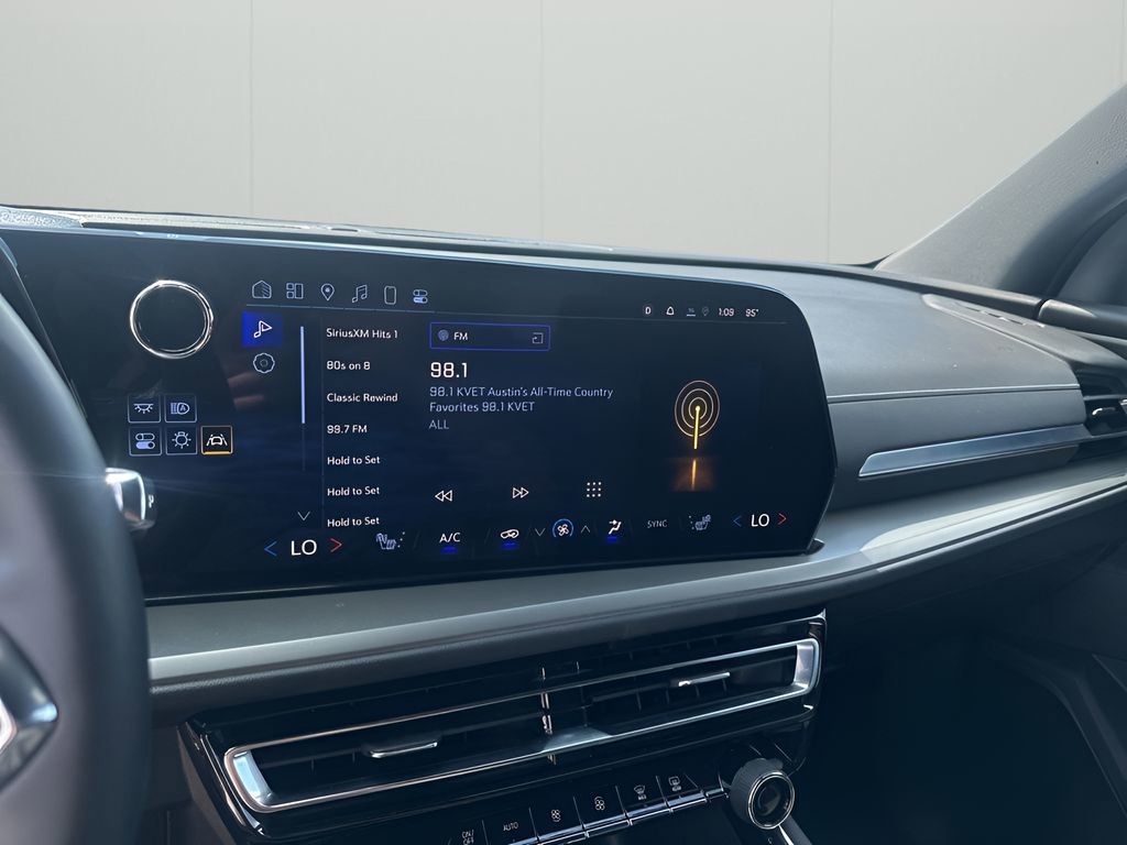 Used 2025 Chevrolet Traverse LT image 36