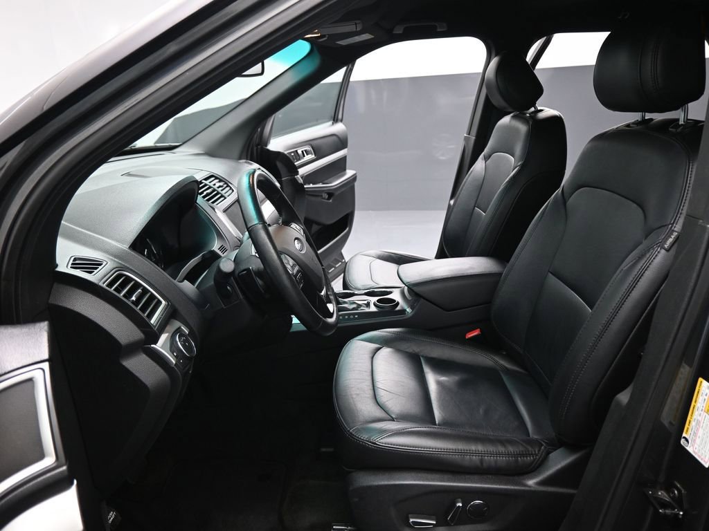 Certified 2017 Ford Explorer XLT w/ Equipment Group 202A FWD image 10