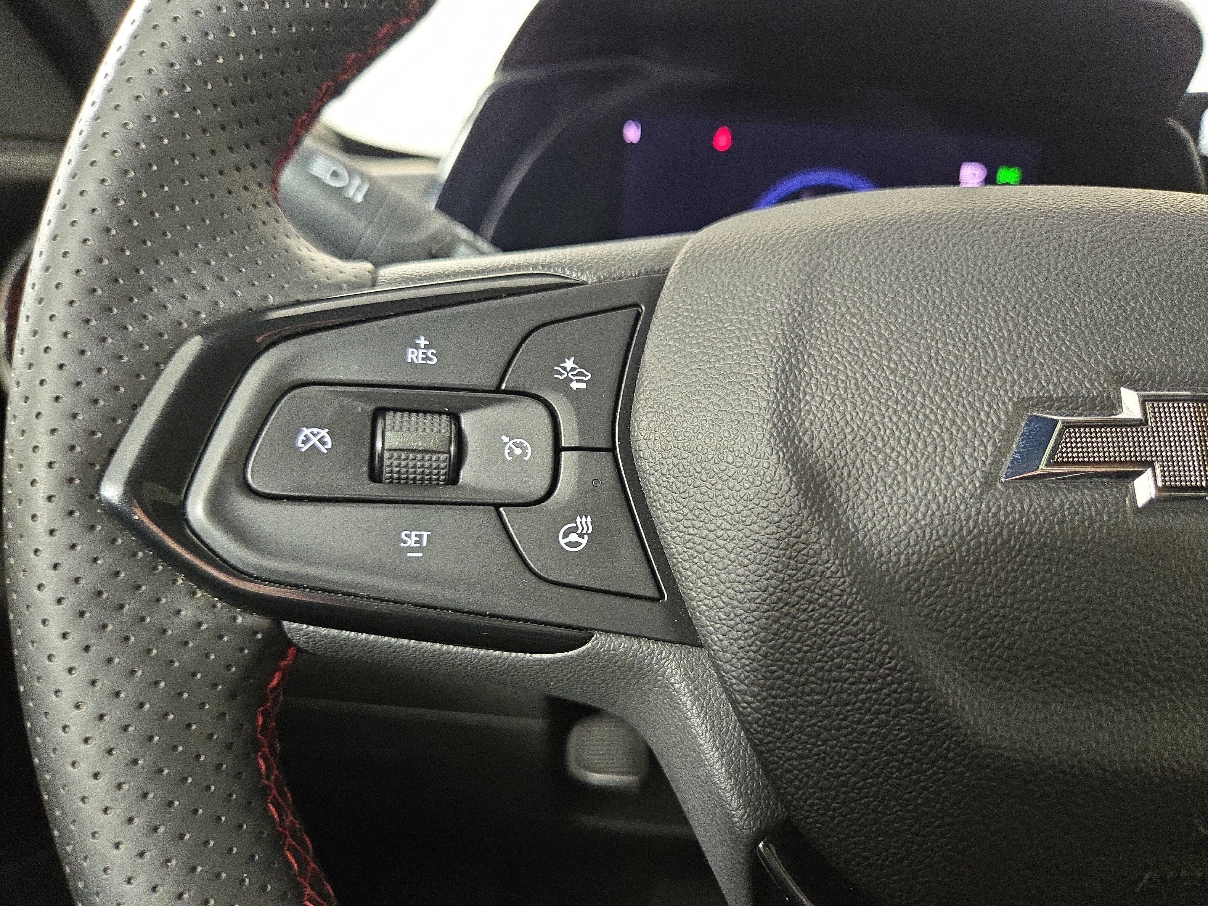 Certified 2025 Chevrolet Trax RS w/ Sunroof Package image 15