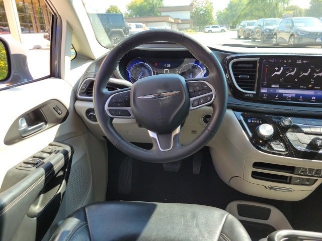Used 2022 Chrysler Pacifica Touring-L image 11