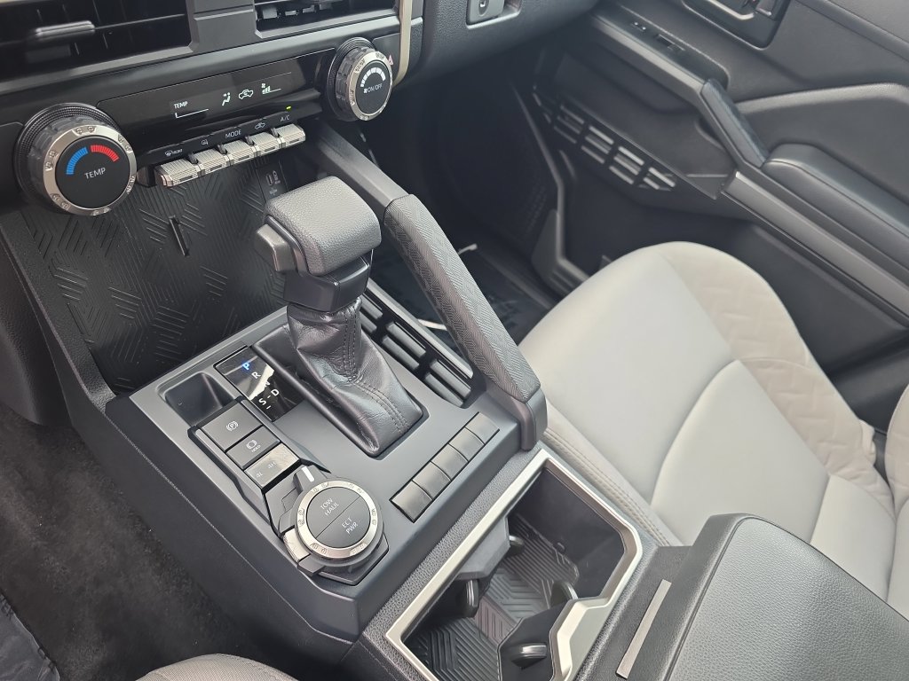 Used 2025 Toyota Tacoma SR5 AWD/4WD image 21