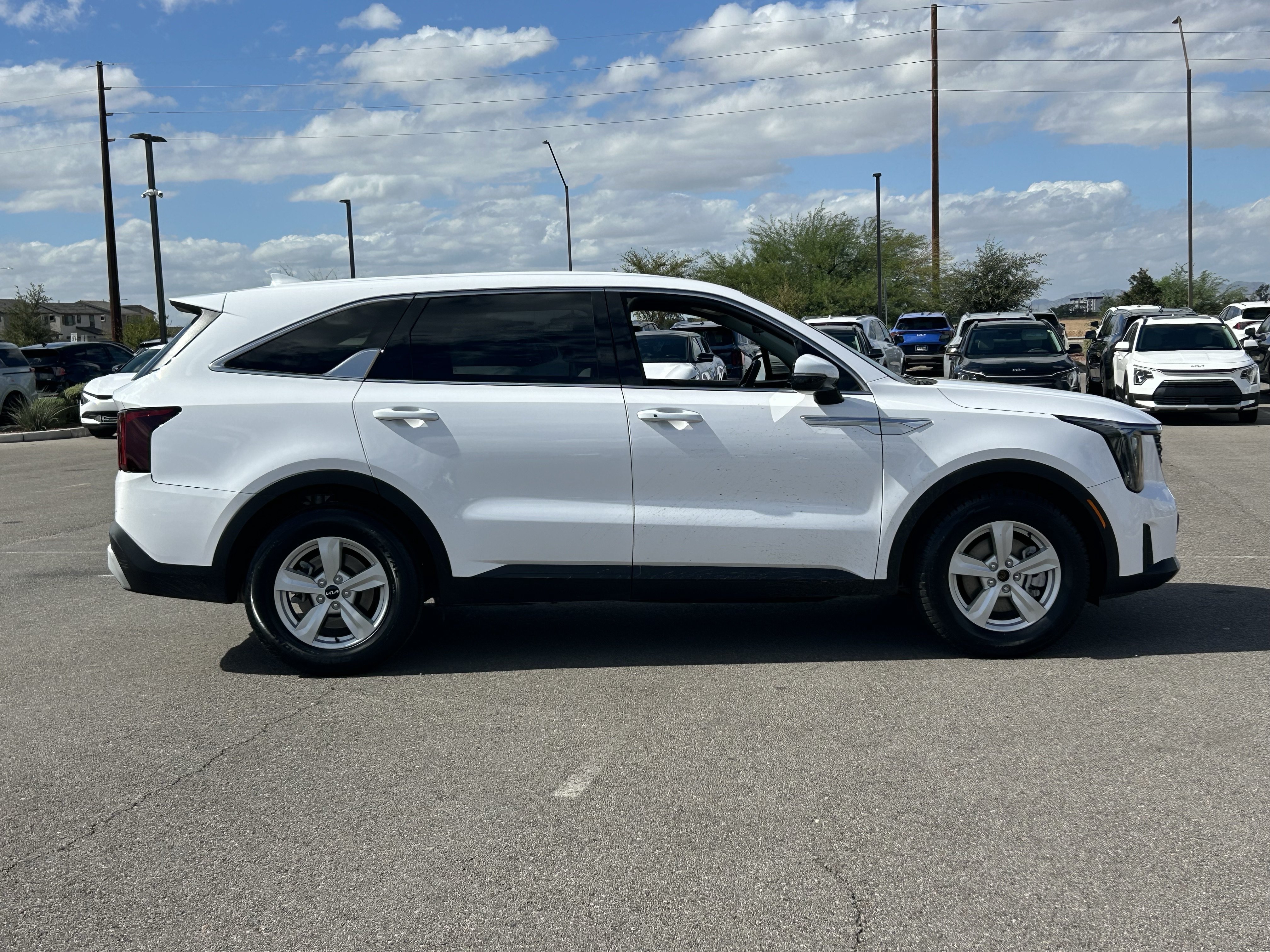 Certified 2025 Kia Sorento LX FWD image 6