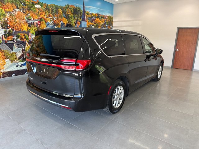 Used 2023 Chrysler Pacifica Touring-L FWD image 6