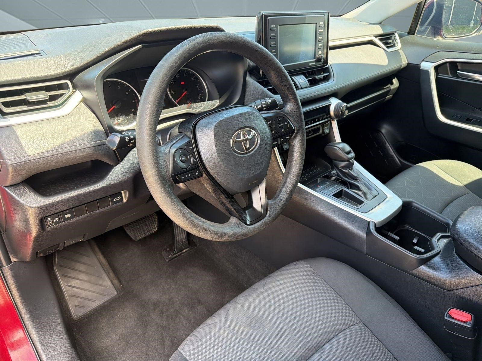 Used 2022 Toyota RAV4 XLE w/ Convenience Package image 4