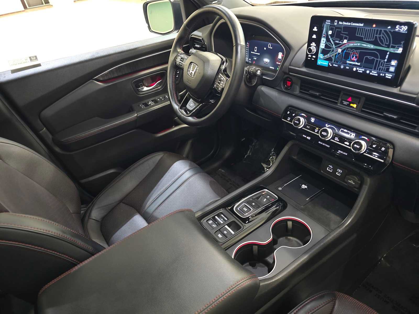 Used 2025 Honda Pilot Black Edition image 32