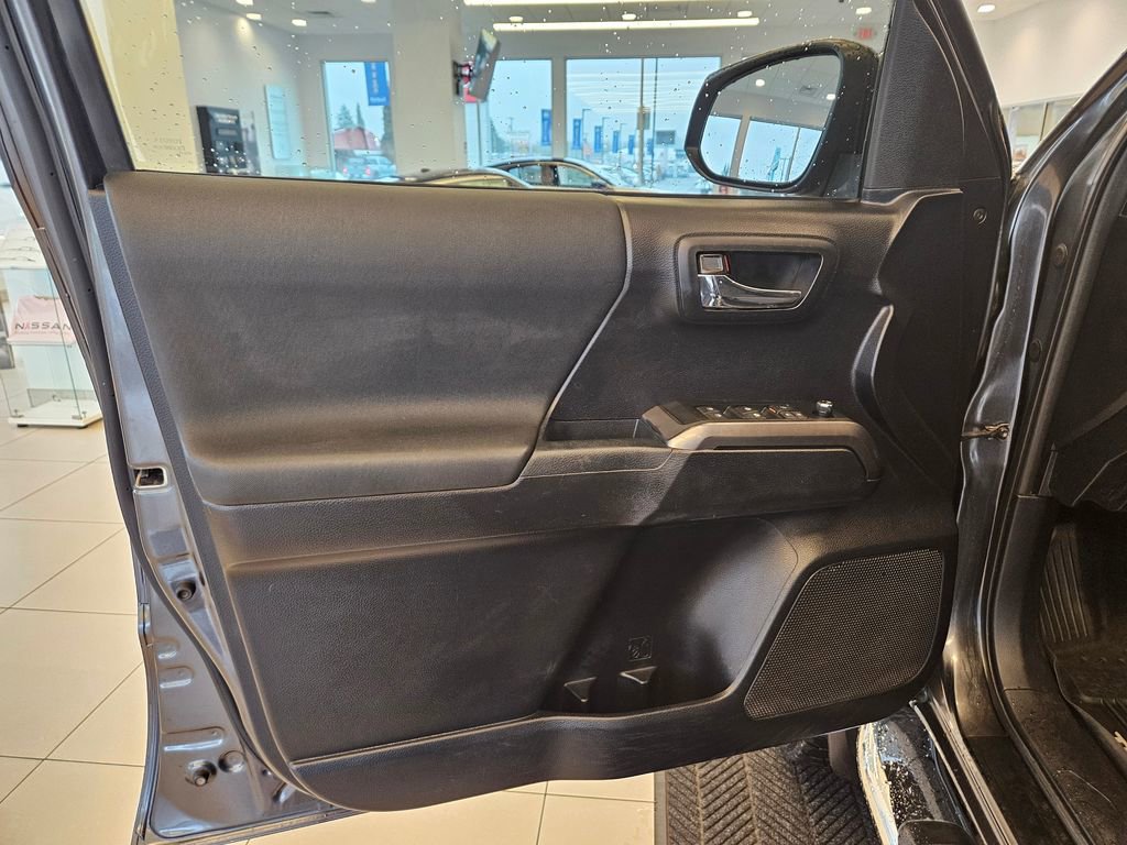 Used 2017 Toyota Tacoma TRD Off-Road w/ Tow Package (A/T) image 11