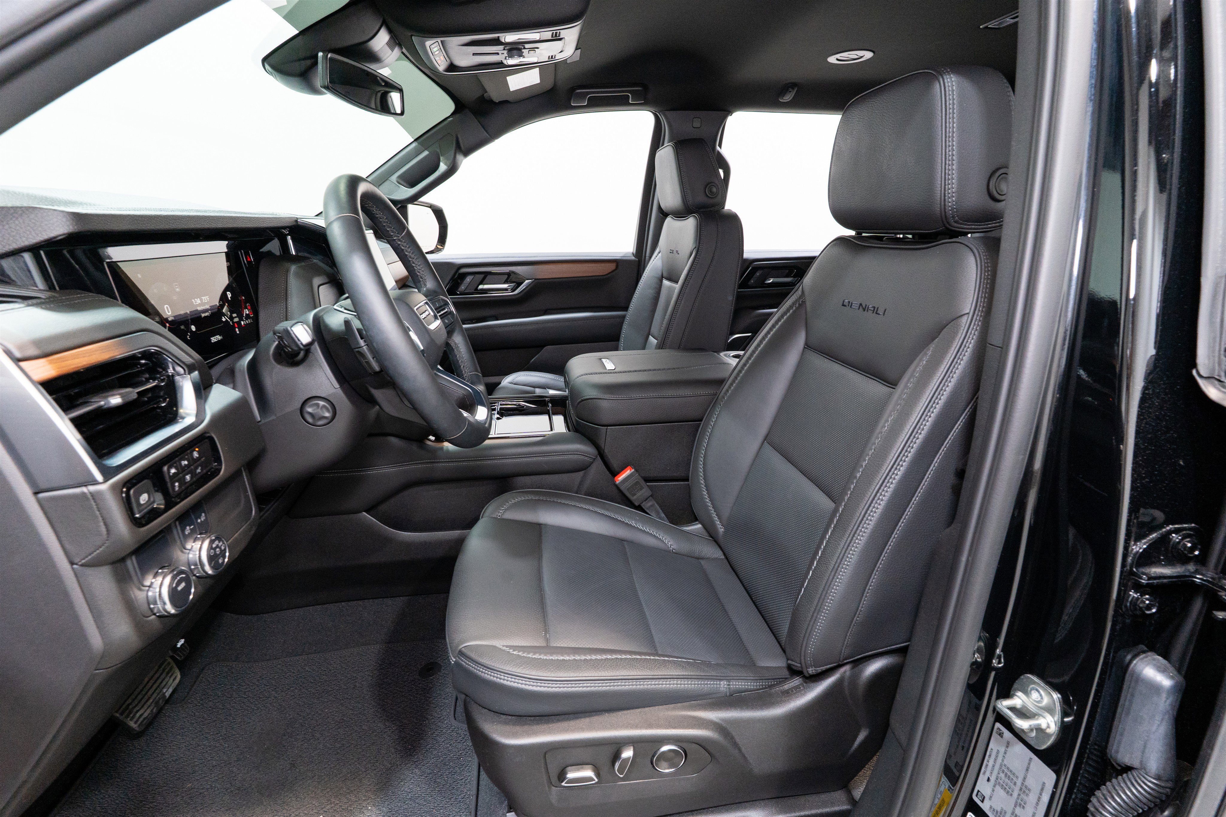 Used 2025 GMC Yukon Denali image 17