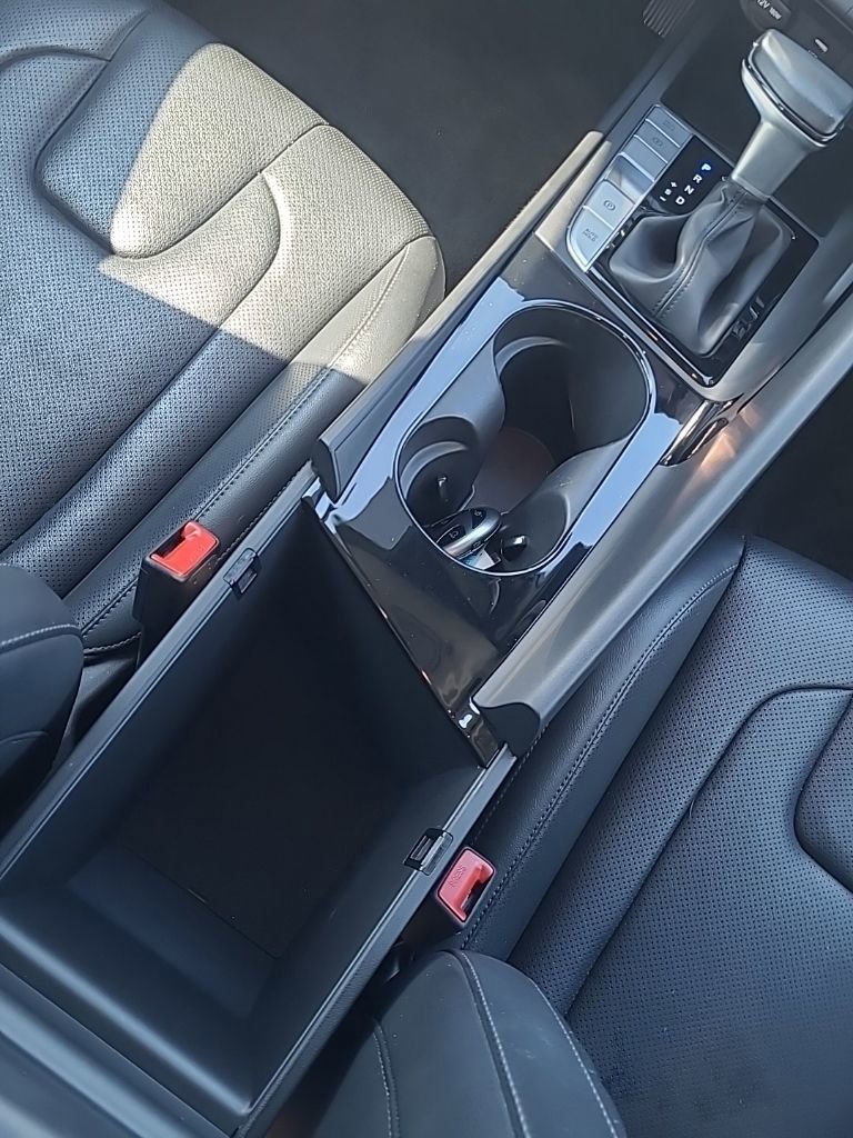 Used 2025 Hyundai Elantra Limited image 16