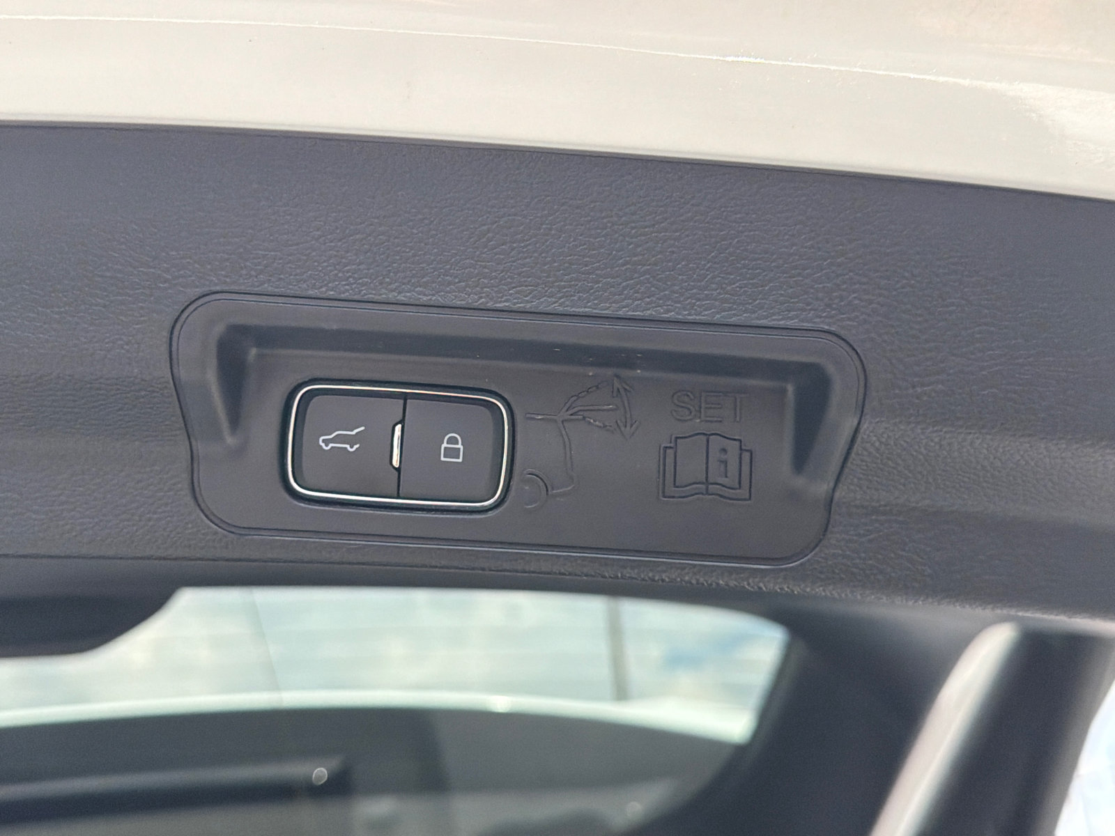 Used 2023 Ford Explorer XLT w/ Equipment Group 202A RWD image 20