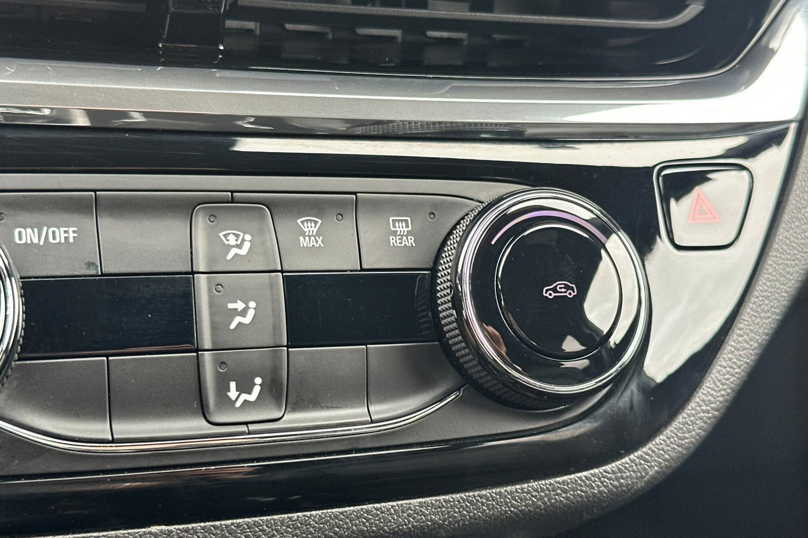 Used 2024 Buick Envista Sport Touring w/ Convenience II Package FWD image 29