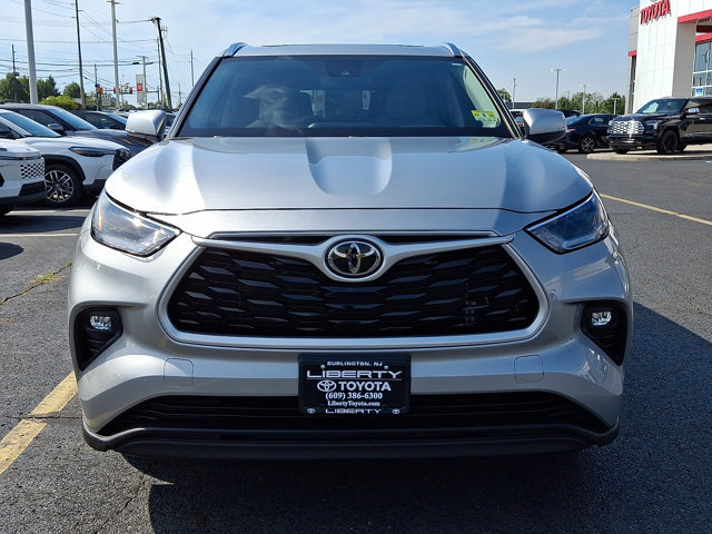 Used 2021 Toyota Highlander XLE AWD/4WD image 2