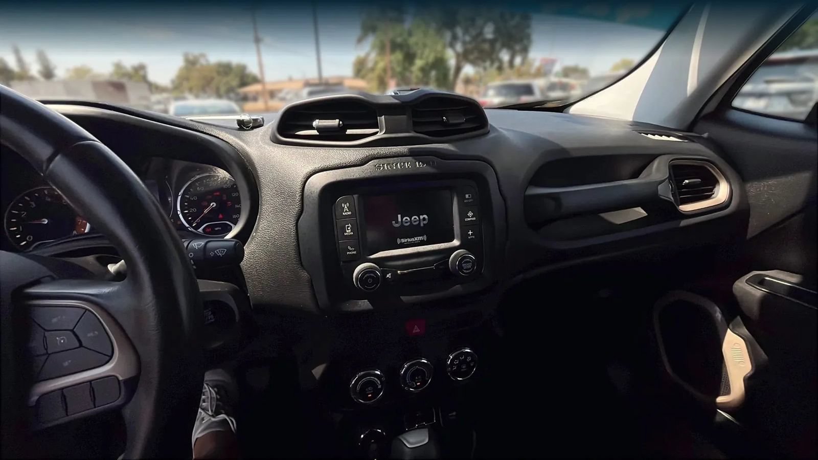 Used 2017 Jeep Renegade Latitude AWD/4WD image 11