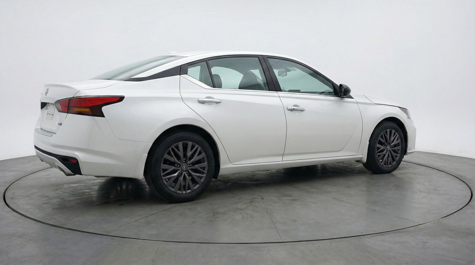 Used 2025 Nissan Altima 2.5 SV image 9