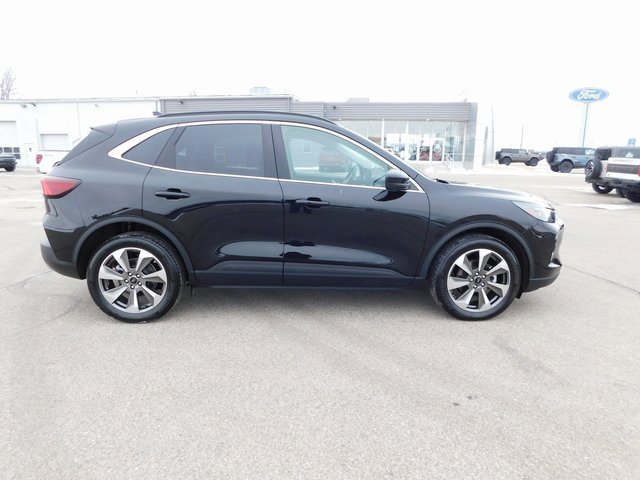 Used 2023 Ford Escape Platinum image 2