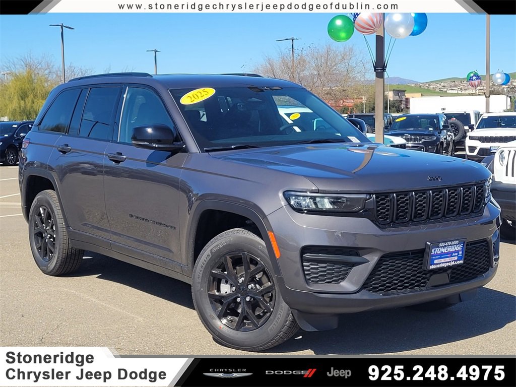 Used 2025 Jeep Grand Cherokee Altitude w/ Trailer Tow Package image 1