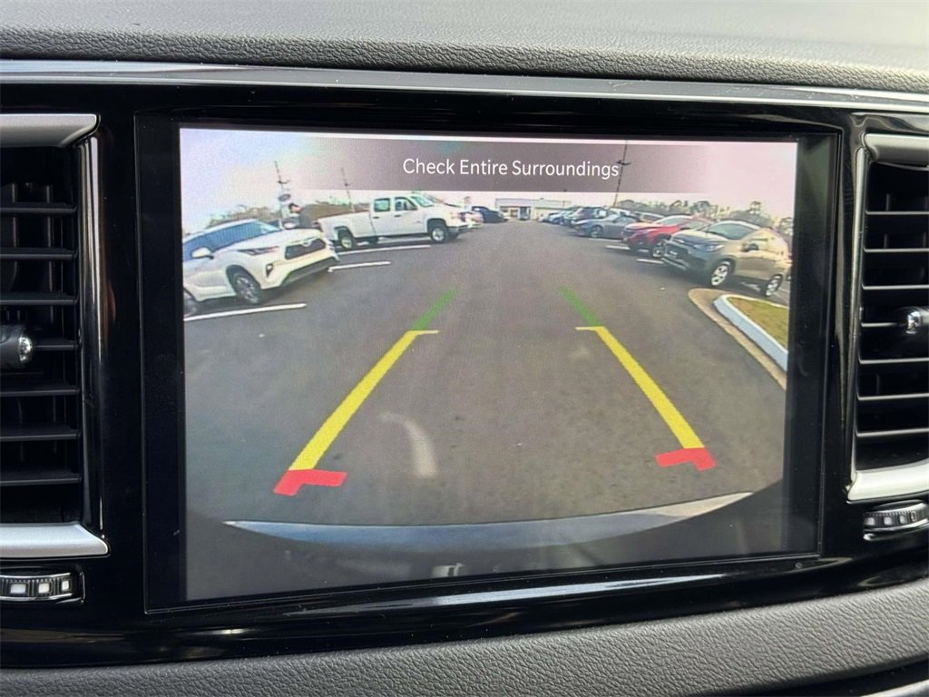 Used 2024 Chrysler Pacifica Touring-L image 4