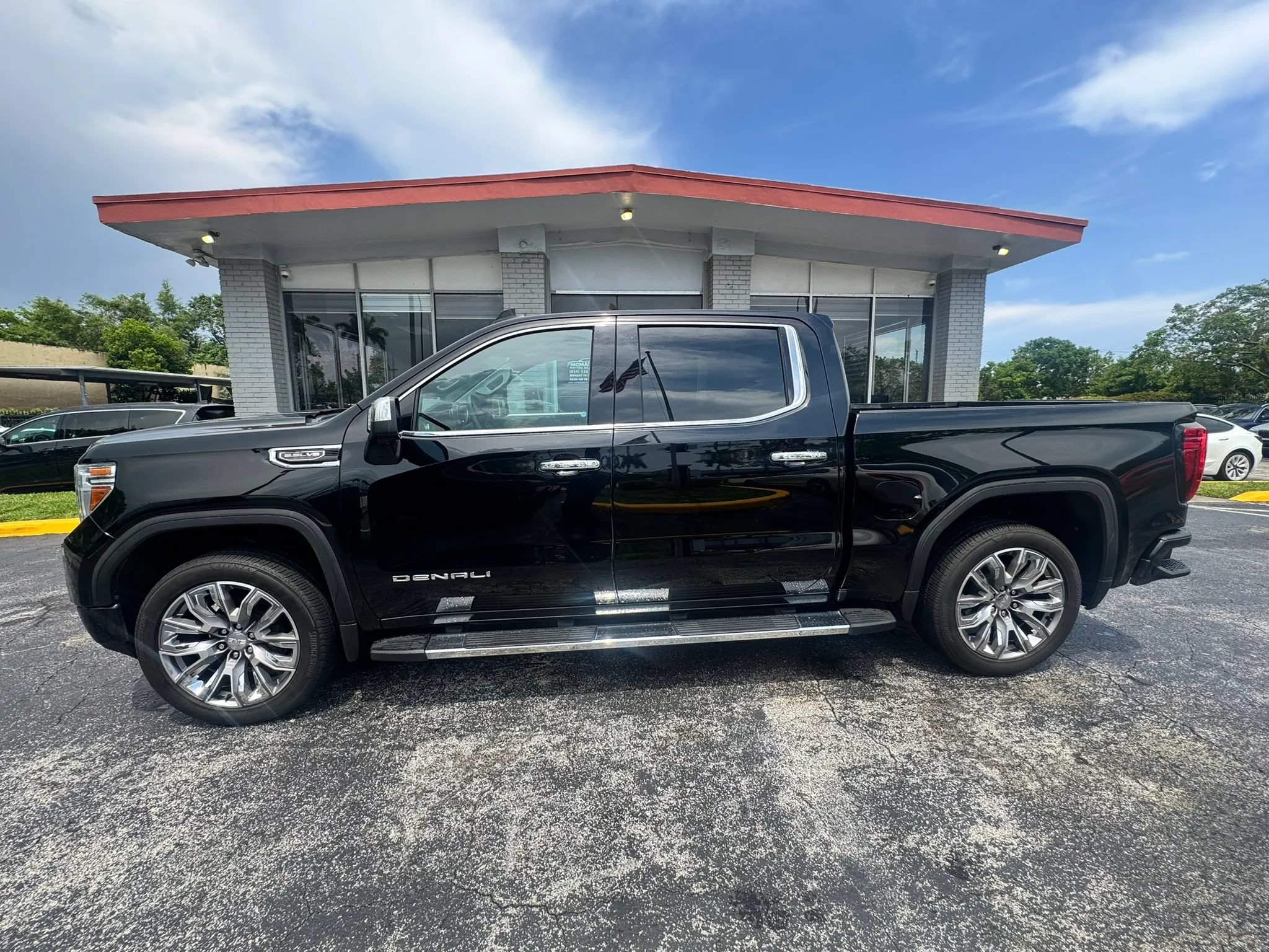 Used 2020 GMC Sierra 1500 Denali w/ Technology Package AWD/4WD image 9