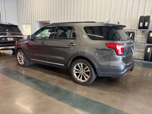 Used 2018 Ford Explorer XLT w/ Equipment Group 202A FWD image 4