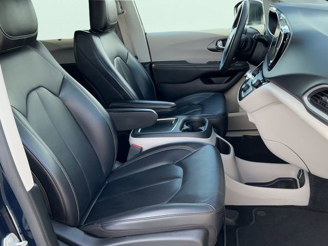 Used 2023 Chrysler Pacifica Touring-L image 18