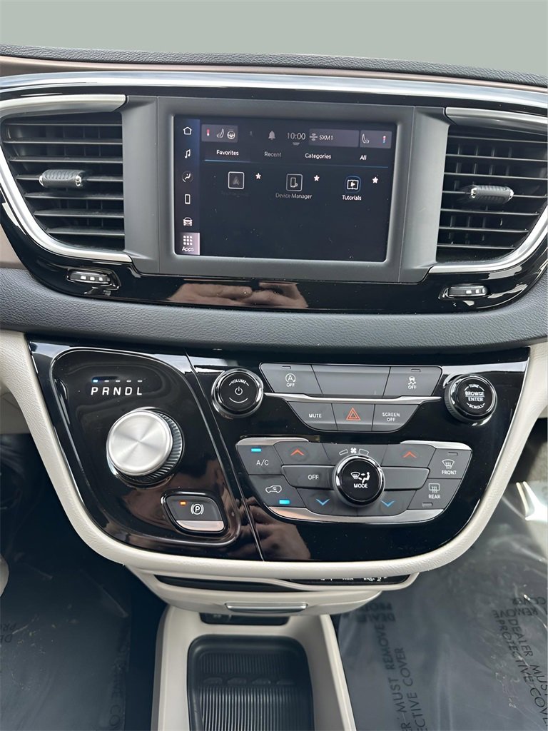 Used 2023 Chrysler Voyager LX image 26