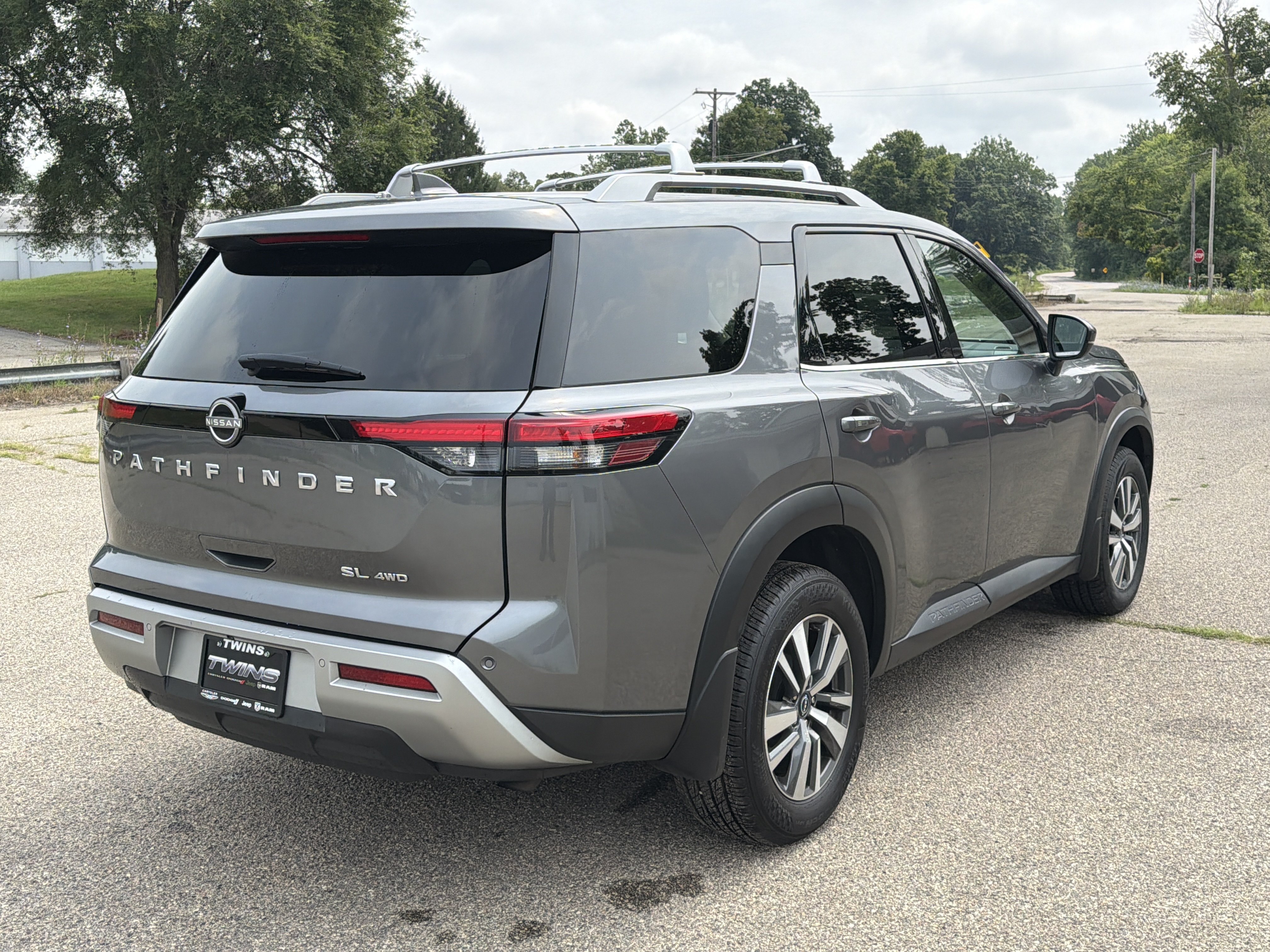 Used 2024 Nissan Pathfinder SL AWD/4WD image 3