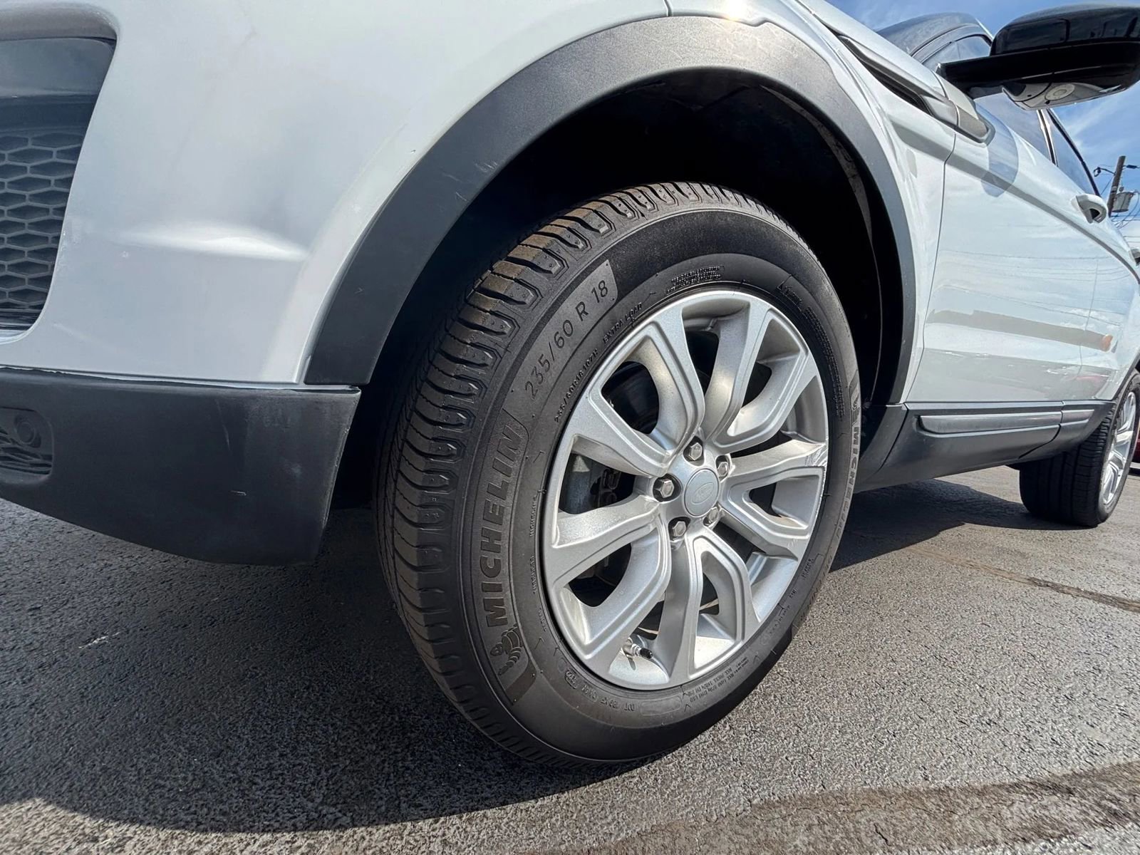 Used 2019 Land Rover Range Rover Evoque SE Premium image 17