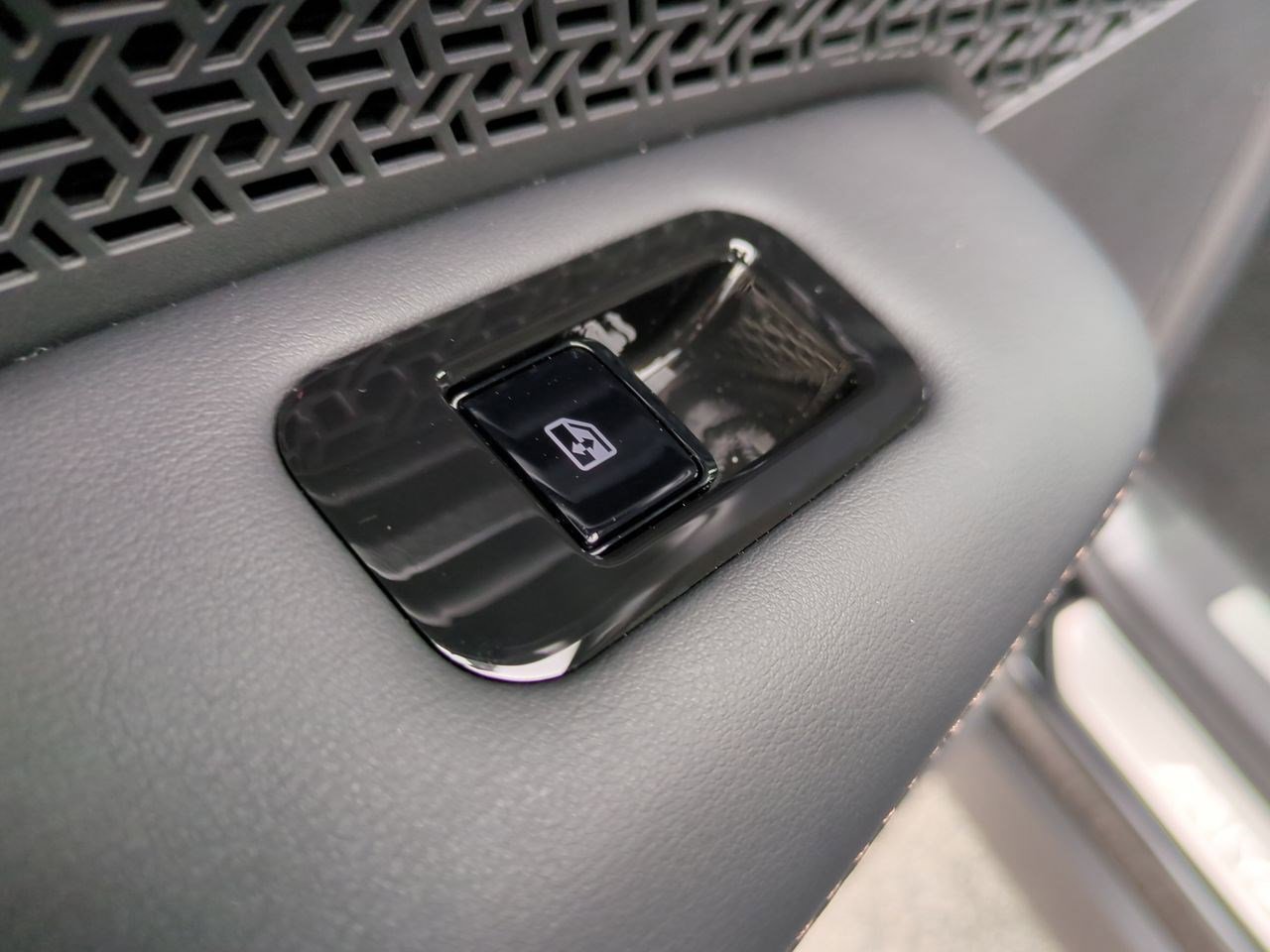 New 2024 Nissan Ariya AWD image 27