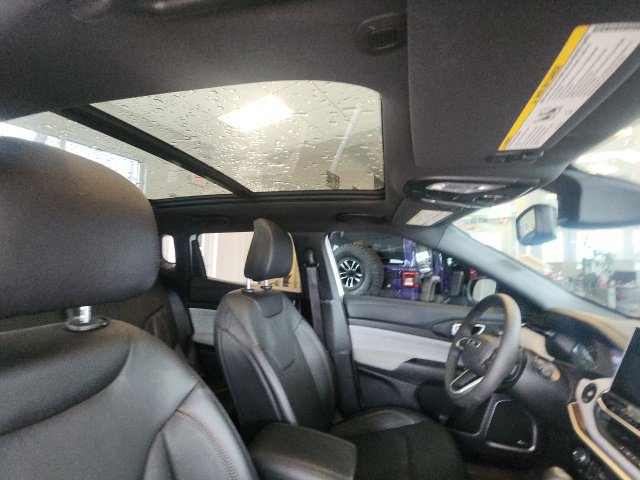 Used 2023 Jeep Compass Latitude w/ Sun and Sound Group AWD/4WD image 16