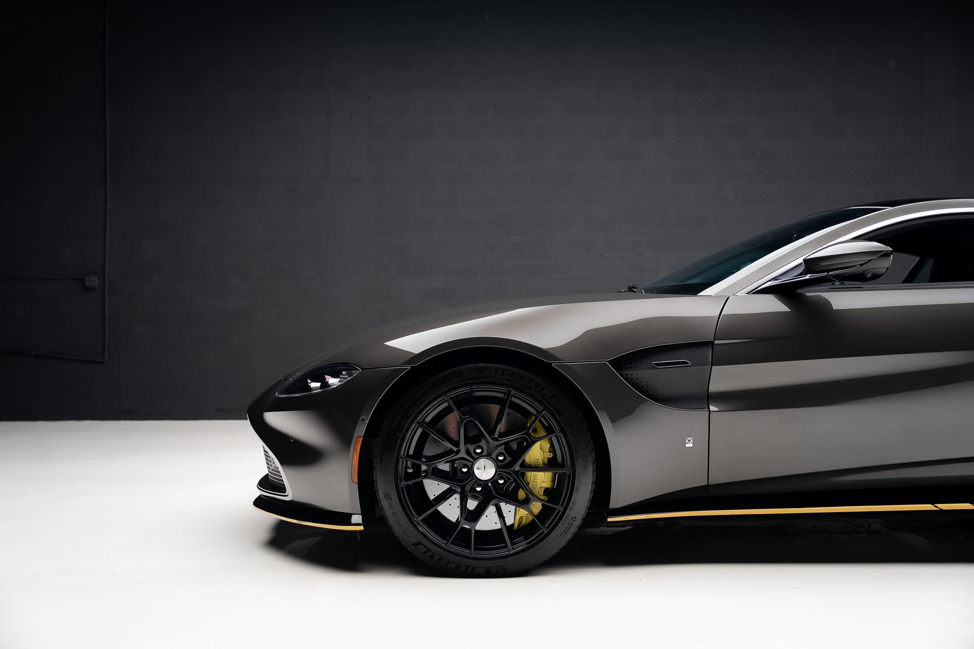 Used 2022 Aston Martin V8 Vantage Coupe RWD image 24