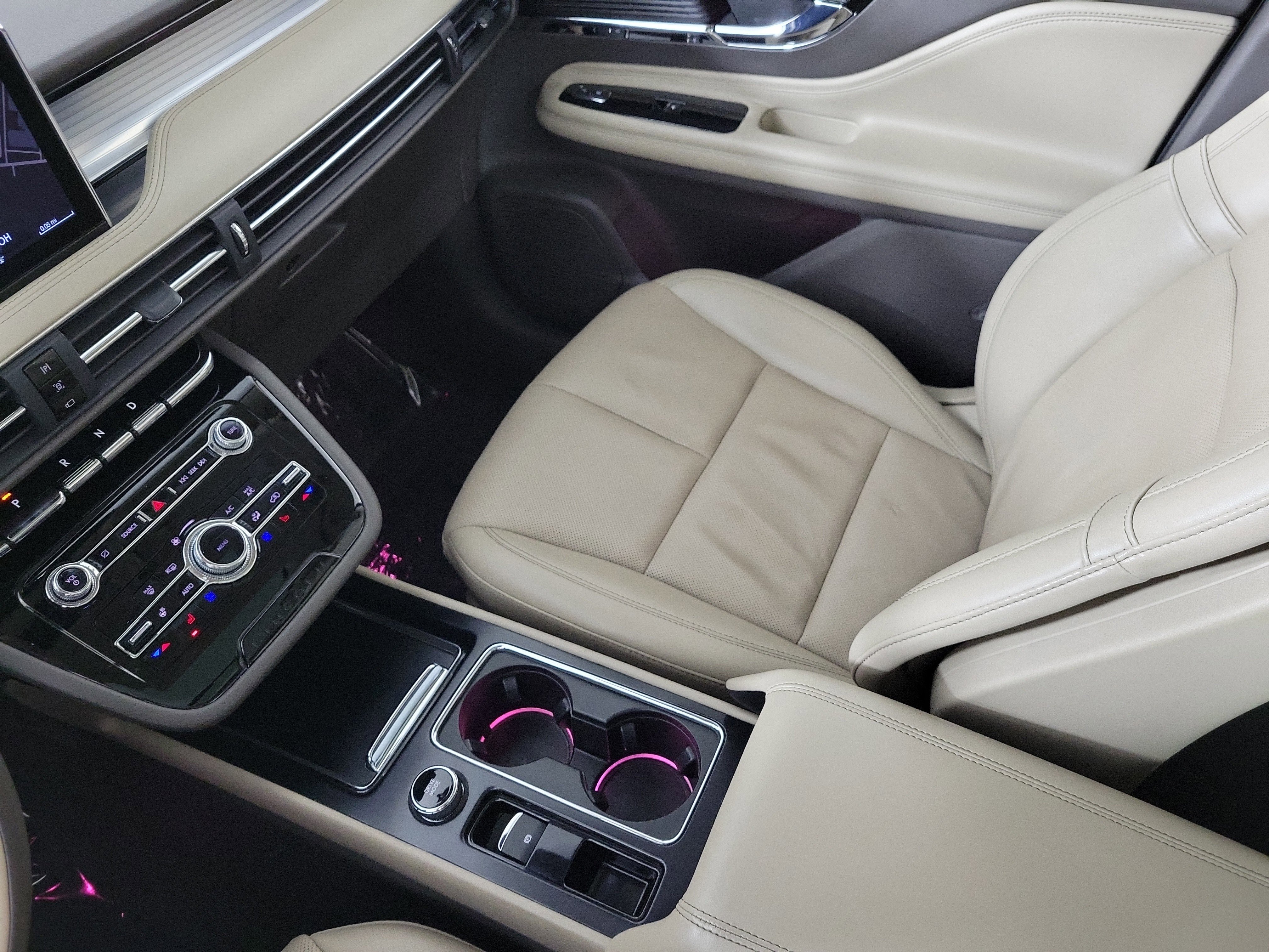 Used 2022 Lincoln Corsair AWD w/ Premium Package image 23