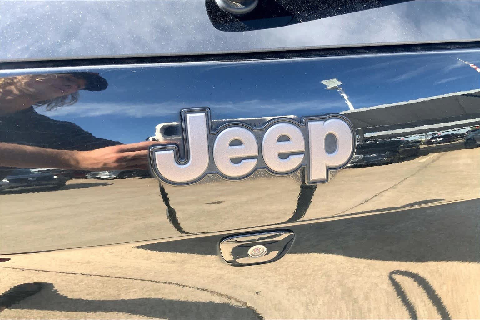 Used 2017 Jeep Cherokee Trailhawk w/ Comfort/Convenience Group AWD/4WD image 30