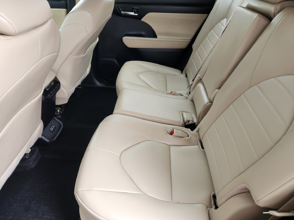 Used 2025 Toyota Highlander XLE AWD/4WD image 18