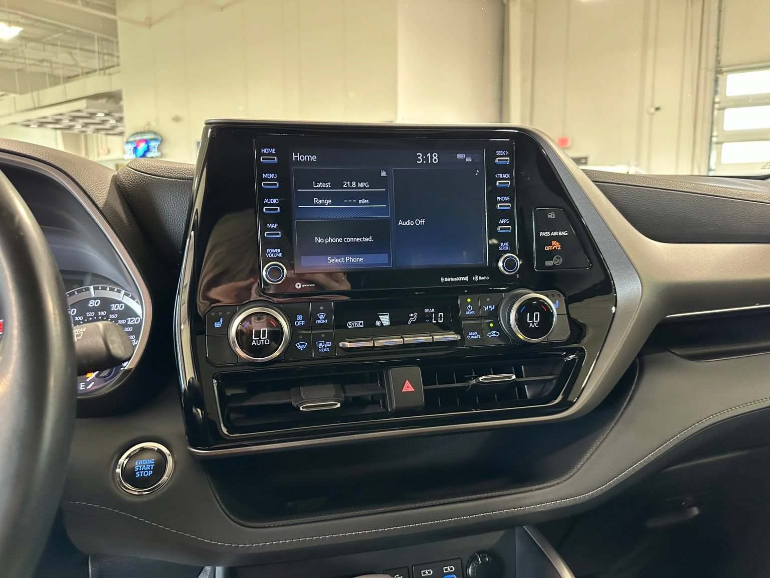 Used 2022 Toyota Highlander XLE FWD image 25