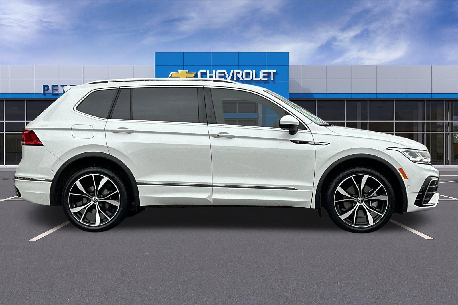 Used 2024 Volkswagen Tiguan SEL R-Line image 3