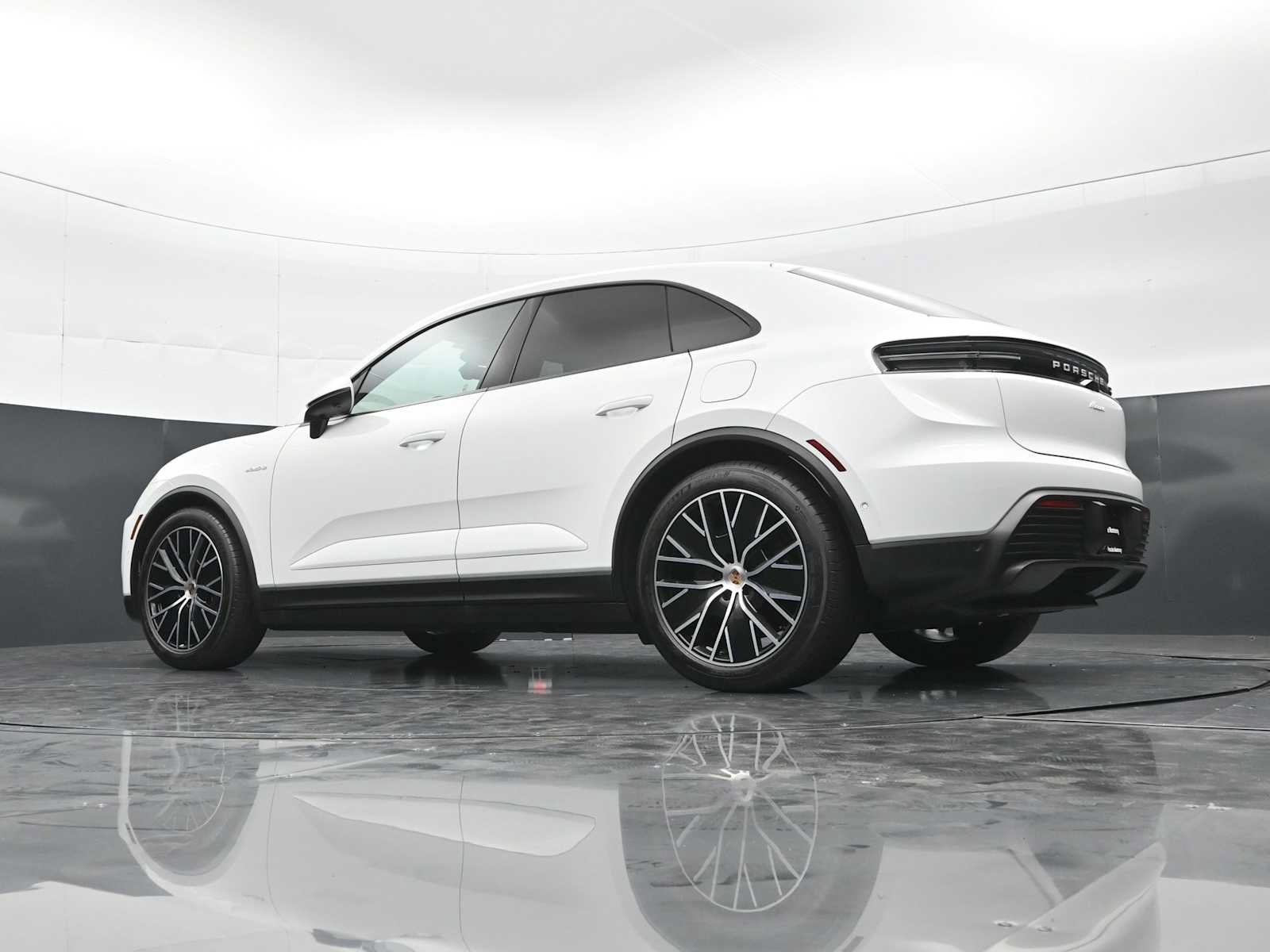 Certified 2025 Porsche Macan Electric RWD image 38