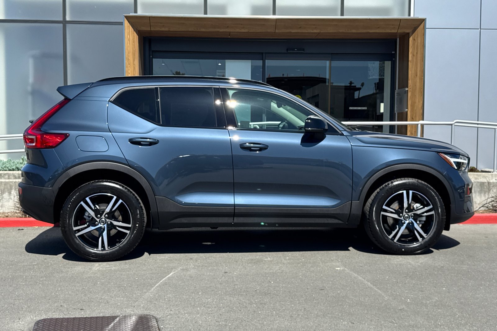 New 2026 Volvo XC40 B5 Core w/ Climate Package AWD/4WD image 8