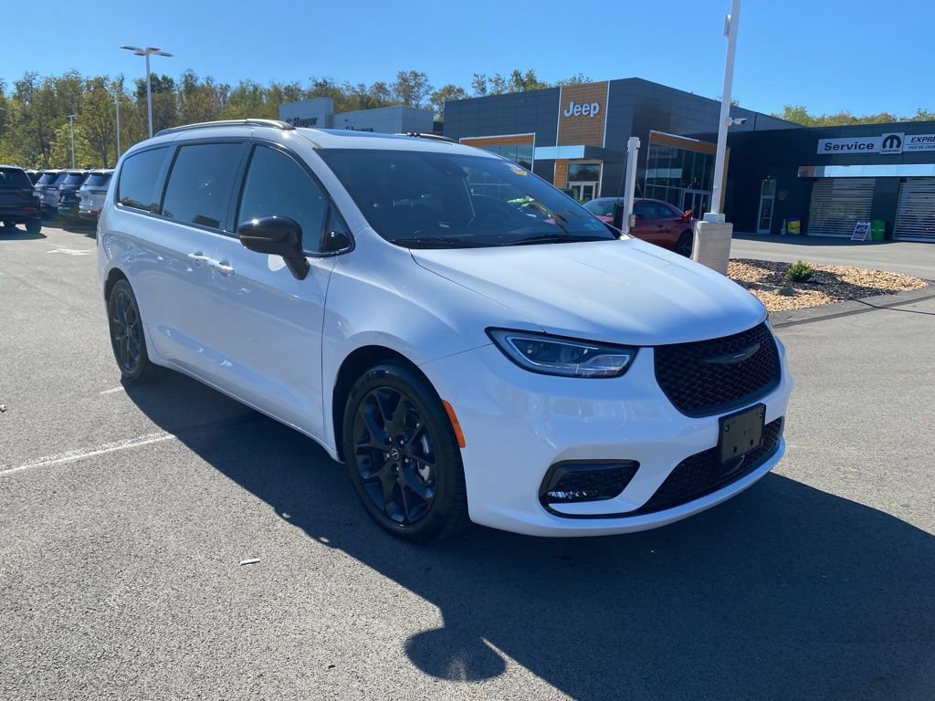 Certified 2025 Chrysler Pacifica Limited