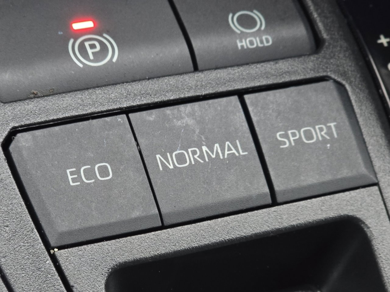 Used 2020 Toyota RAV4 XLE image 7