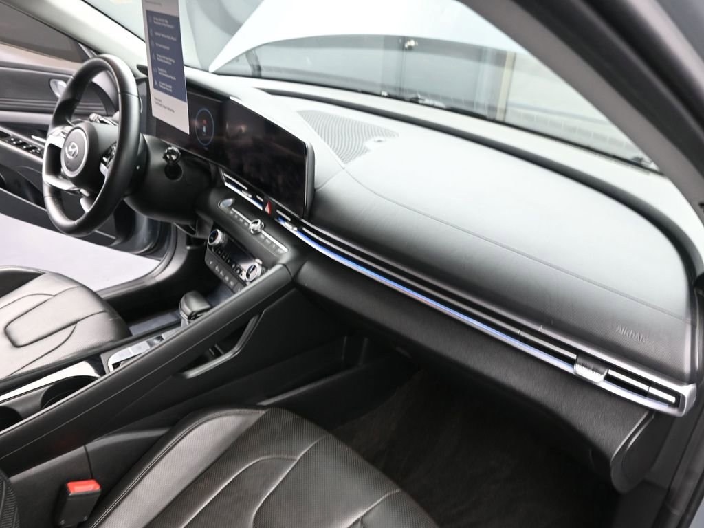 Certified 2021 Hyundai Elantra Limited image 17