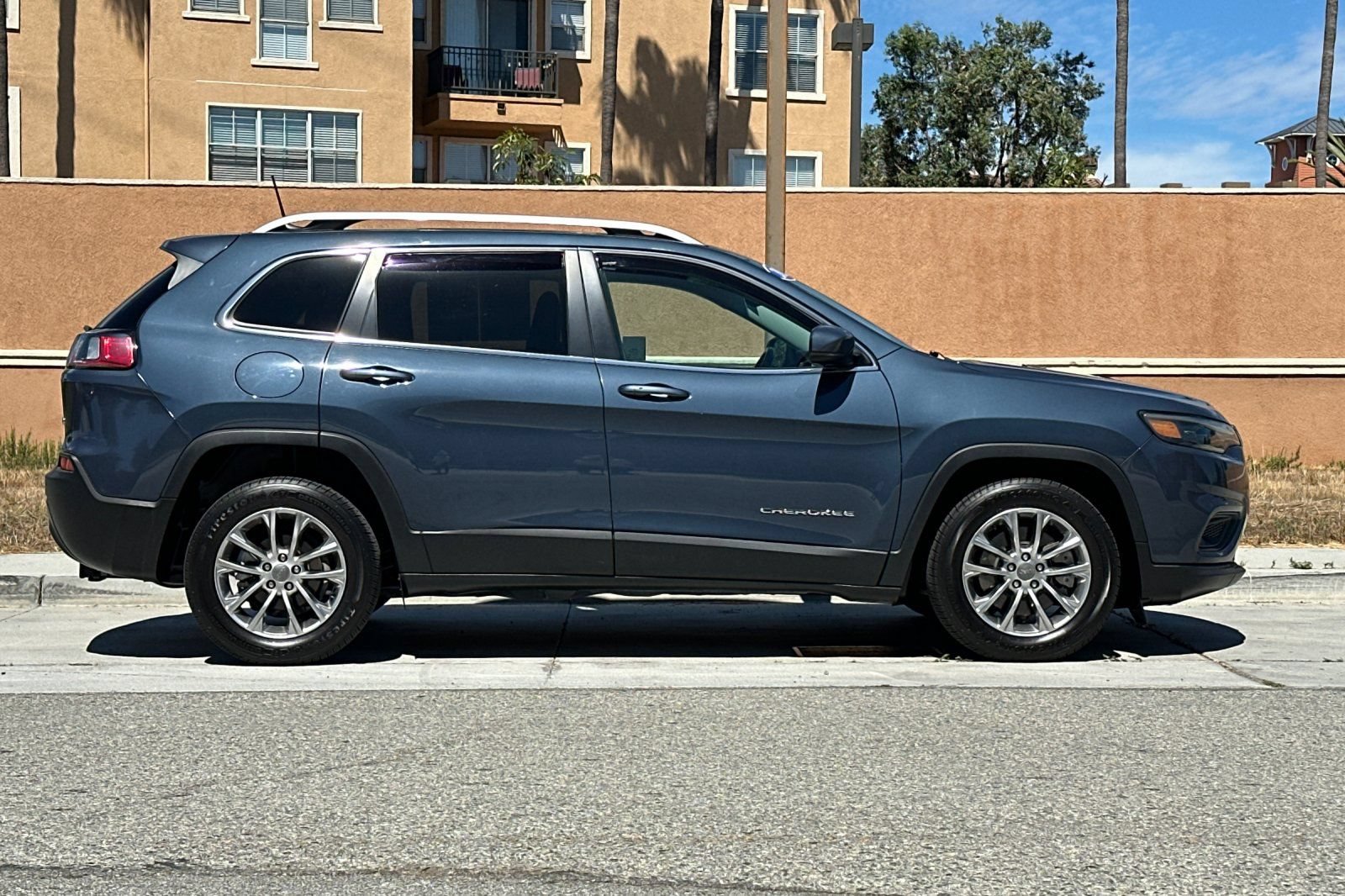 Used 2021 Jeep Cherokee Latitude Plus FWD image 3